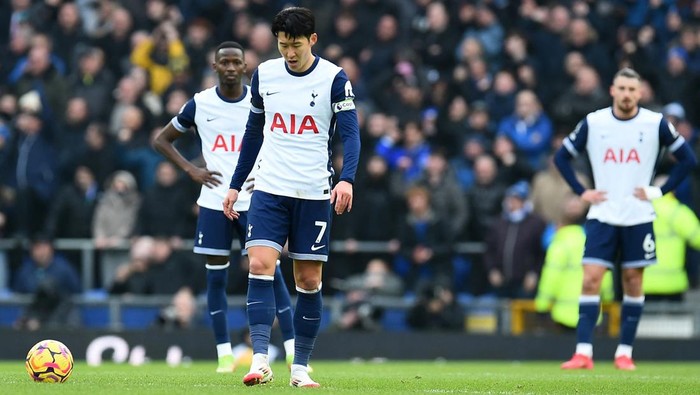 Kapten Tottenham Son Heung Min tertunduk lesu.