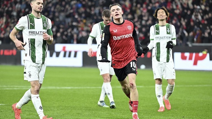 Bayer Leverkusen menang meyakinkan 3-1 atas Borussia Moenchengladbach.