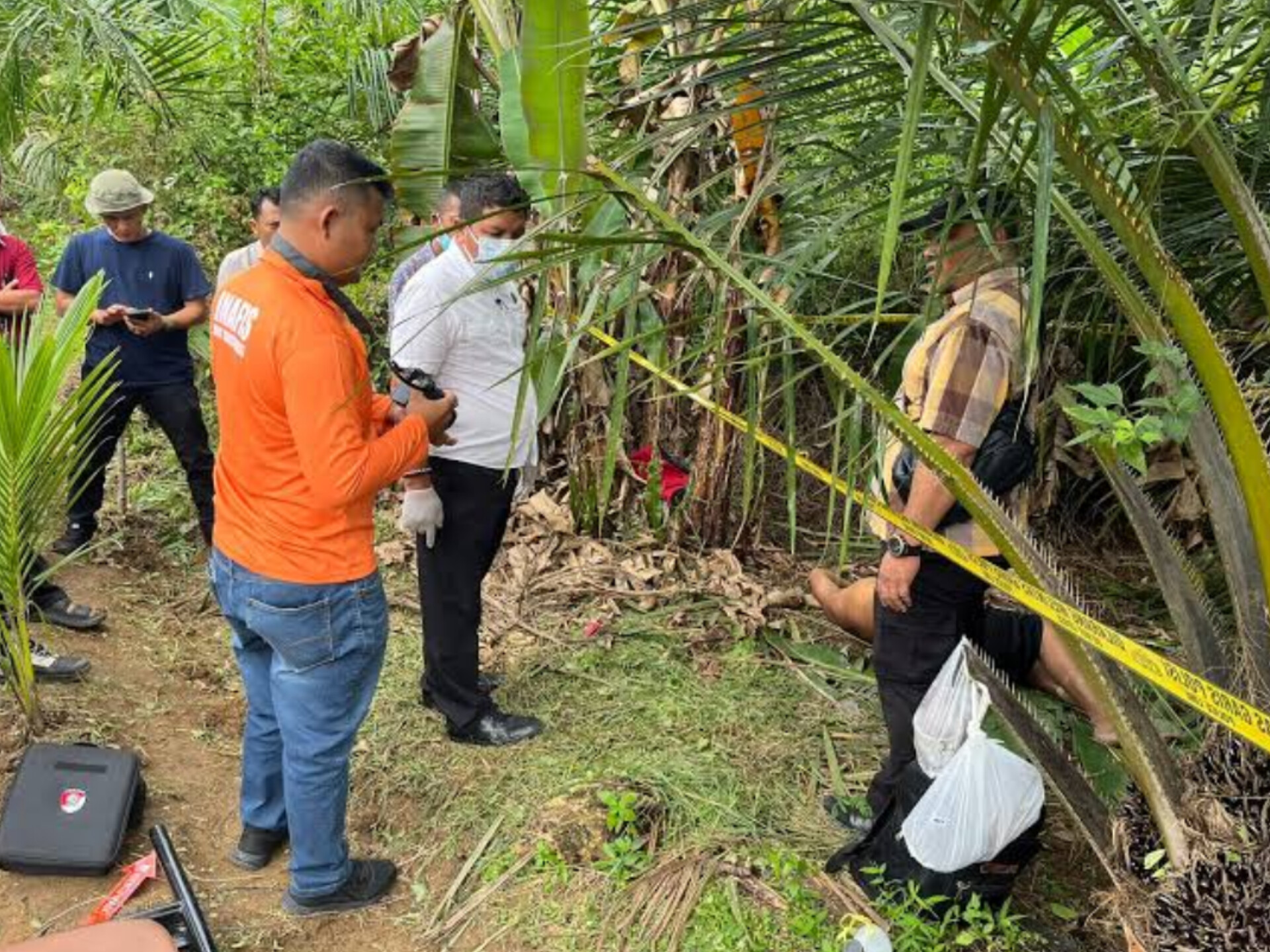Penemuan mayat seorang pria di kebun sawit di Desa Bulusonik, Kecamatan Barumun, Kabupaten Padang Lawas, Sumatera Utara, pada Sabtu (18/1/2025).