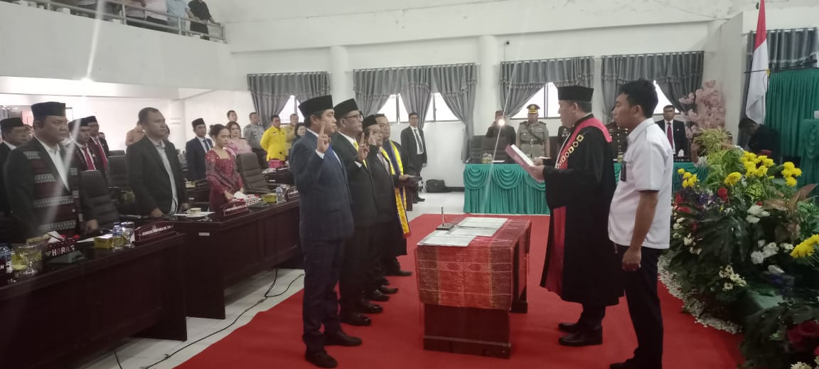 Ketua dan Wakil Ketua DPRD Toba periode 2024-2029 resmi diambil sumpah dan janji dalam Rapat Paripurna di Gedung DPRD Toba, Senin (20/1/2025).