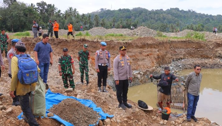Penggerebekan Pertambangan Emas Tanpa Izin di Madina.