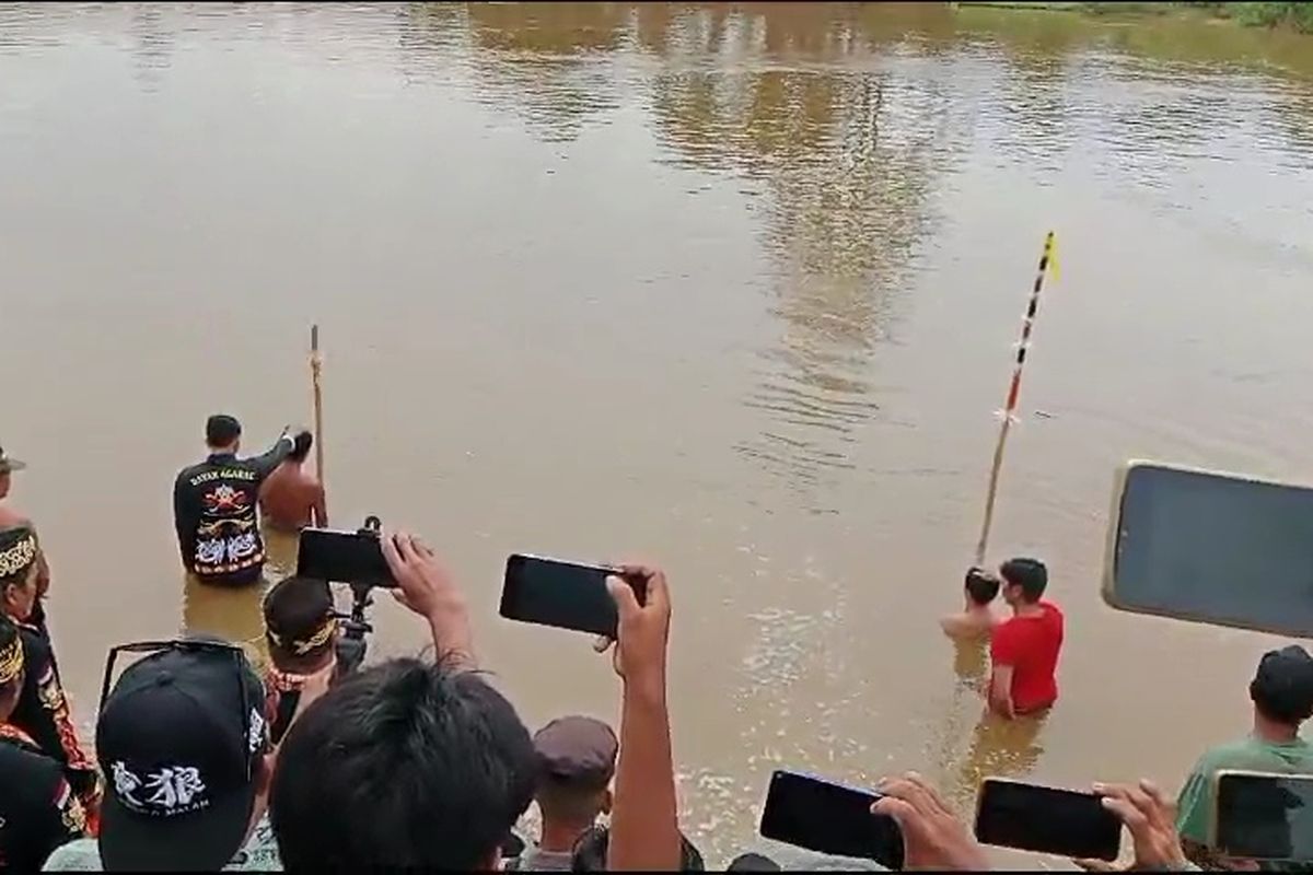 Dua pria diminta menyelam di Sungai Tulin, Kalimantan, untuk menentukan siapa pelaku di balik kematian Esther.