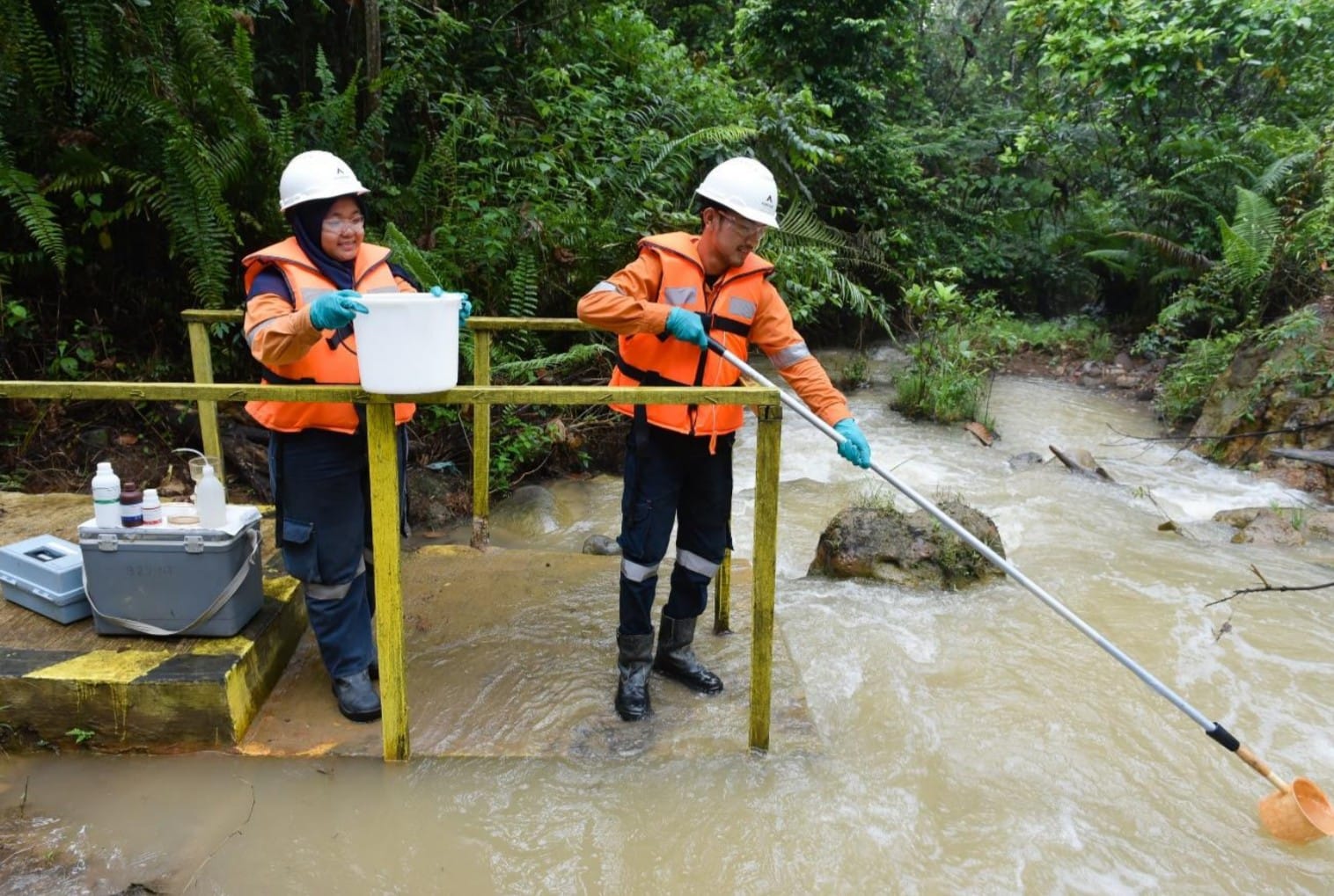 Tim pemantau kualitas air sisa proses Tambang Emas Martabe secara rutin sebulan sekali mengambil sampel air untuk memantau kualitas air sisa proses yang dilepaskan ke Sungai Batang Toru.
