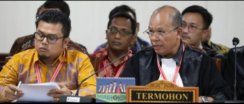 Kuasa hukum KPU Kabupaten Taput bersama Kordiv Hukum KPU saat menjalani sidang pemeriksaan lanjutan perkara Perselisihan Hasil Pemilihan Umum di ruang sidang lantai 4 gedung I MK, Jakarta.