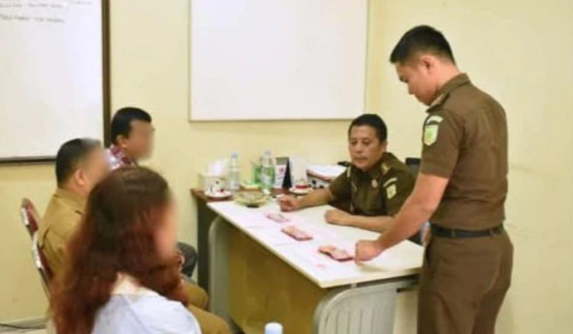 Tiga orang saksi terkait kasus Tindak Pidana Korupsi BOK dan Jaspel Tapteng saat menitipkan uang ke Kejaksaan Negeri Sibolga.