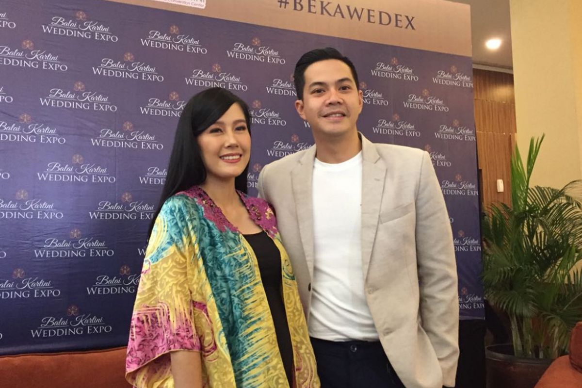 Ardina Rasti dan suami.