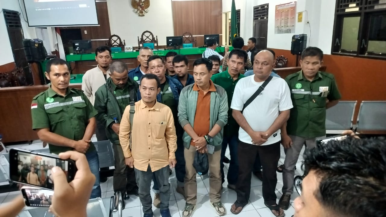 Saksi dan korban usai persidangan tuntutan terhadap oknum anggota DPRD Tapsel, Rabu (22/1/2025) malam di PN Padangsidimpuan. (MetroDaily)