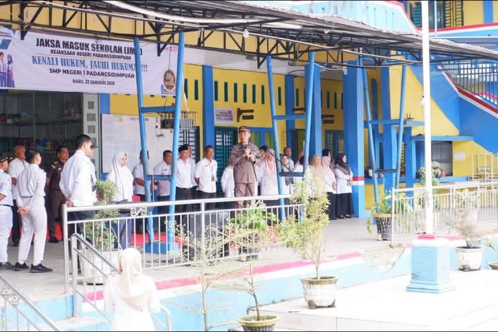 Kajari Padangsidimpuan, Dr. Lambok MJ Sidabutar, memberikan penyuluhan hukum kepada siswa SMP Negeri 1 Padangsidimpuan, Rabu (22/01/2025).