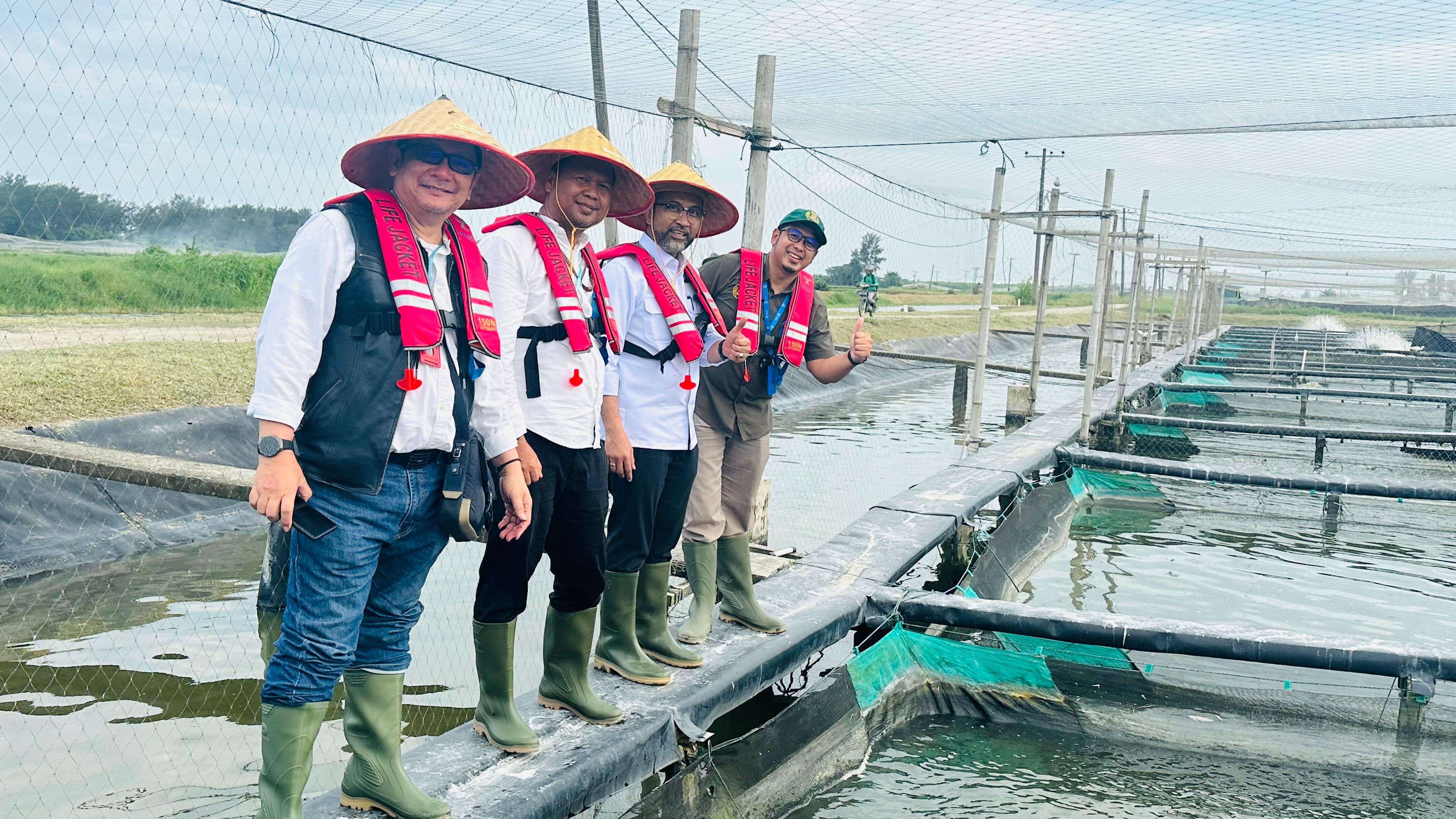 Dandy Satria Iswara, Deputi Bidang Koordinasi Sumber Daya Maritim bersama Mahzhuzh Al Mutawally, Head of Hatchery & Genetics Regal Springs Indonesia di RSI Serdang Berdagai, Sumut.
