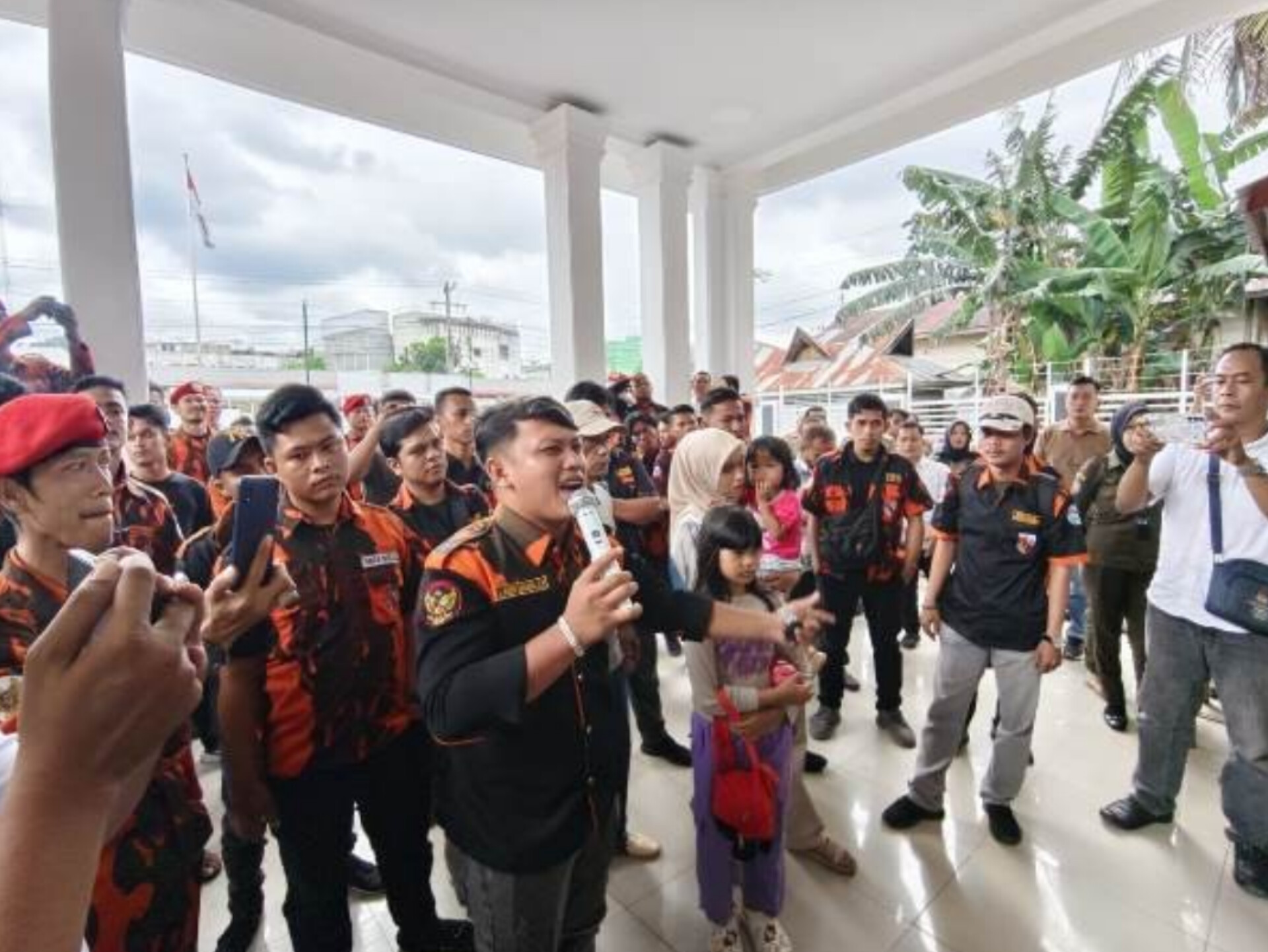 Ratusan SAPMA MPC Kota Padangsidimpuan bersama istri, anak dan keluarga Akhiruddin sambangi kantor Kejari Padangsidimpuan.