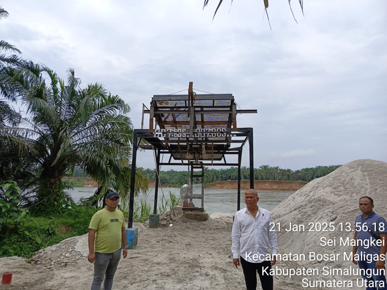 Penggerebekan tambang pasir ilegal di Bandar.