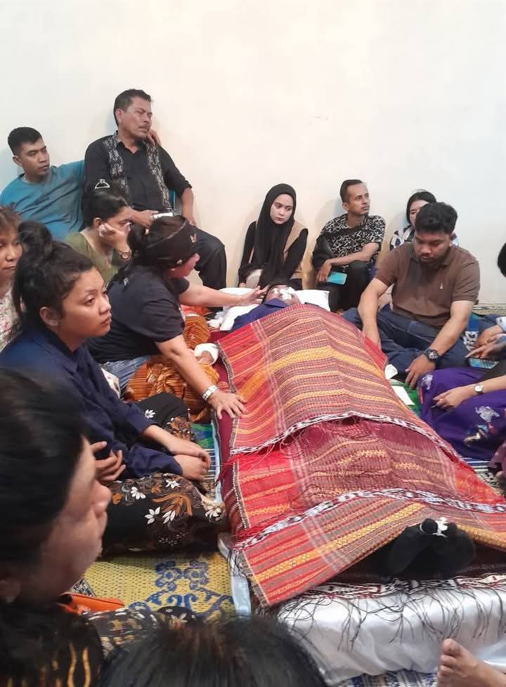 Jenazah Elon Douglas, ditangisi sanak keluarga.