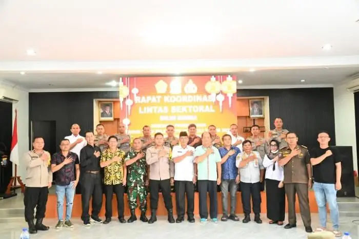 Kapolres Sibolga AKBP Achmad Fauzy foto bersama dengan peserta rakor lintas sektoral terkait pengamanan Tahun Baru Imlek 2576 Kongzili.