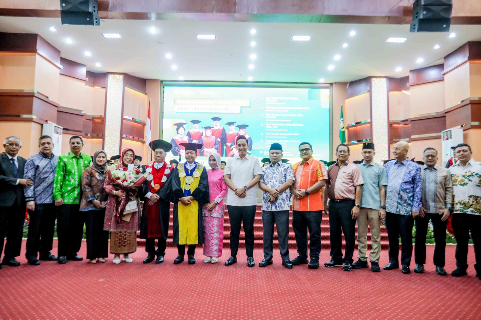 Wali Kota Medan terpilih Rico Tri Putra Bayu Waas diabadikan bersama Rektor USU Muryanto Amin dan guru besar USU yang baru dikukuhkan, Jumat (24/1/2025).