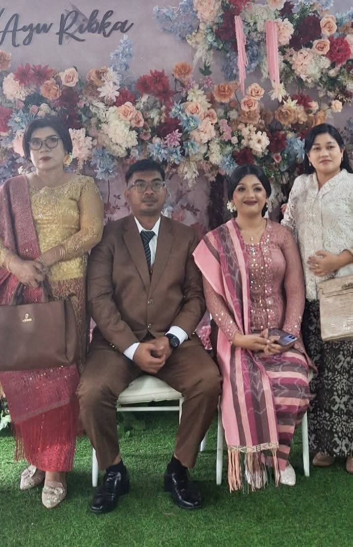 Foto kenangan Elon-Ayu Ribka saat martuppol.