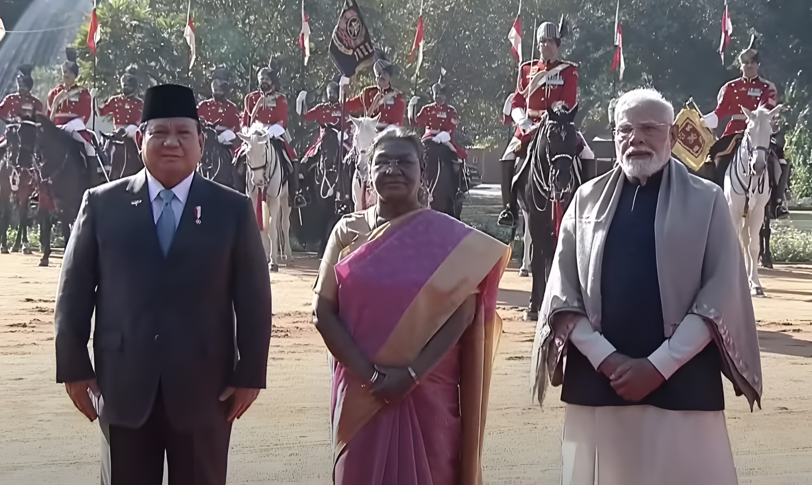 Presiden Prabowo disambut oleh Presiden India Droupadi Murmu dan Perdana Menteri Narendra Modi.