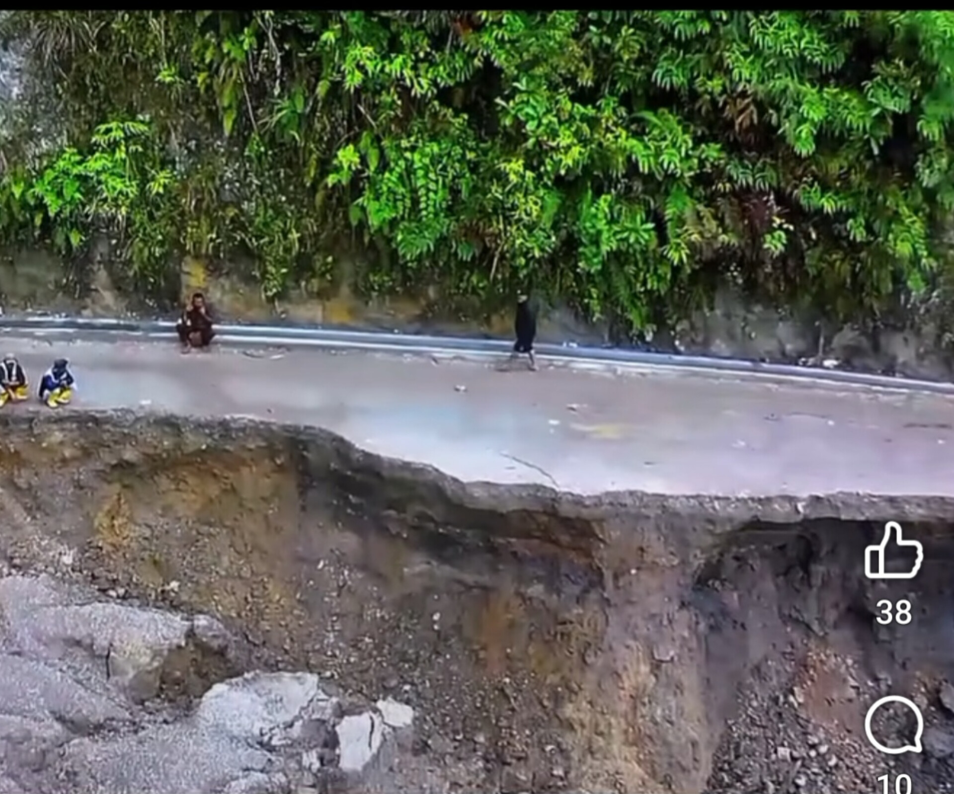Jalan lingkar Samosir longsor di Sigarattung, Hutaginjang.