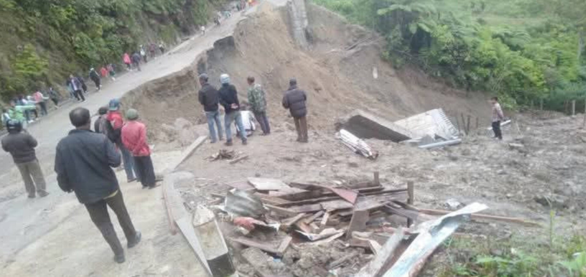 Jalan lingkar Samosir longsor di Sigarattung, Hutaginjang.