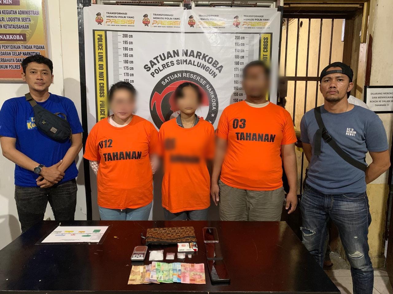 Tiga tersangka pengedar sabu, yakni Dewi Satika Arlia, Roni Agape Sitanggang, dan seorang pelajar (tengah).
