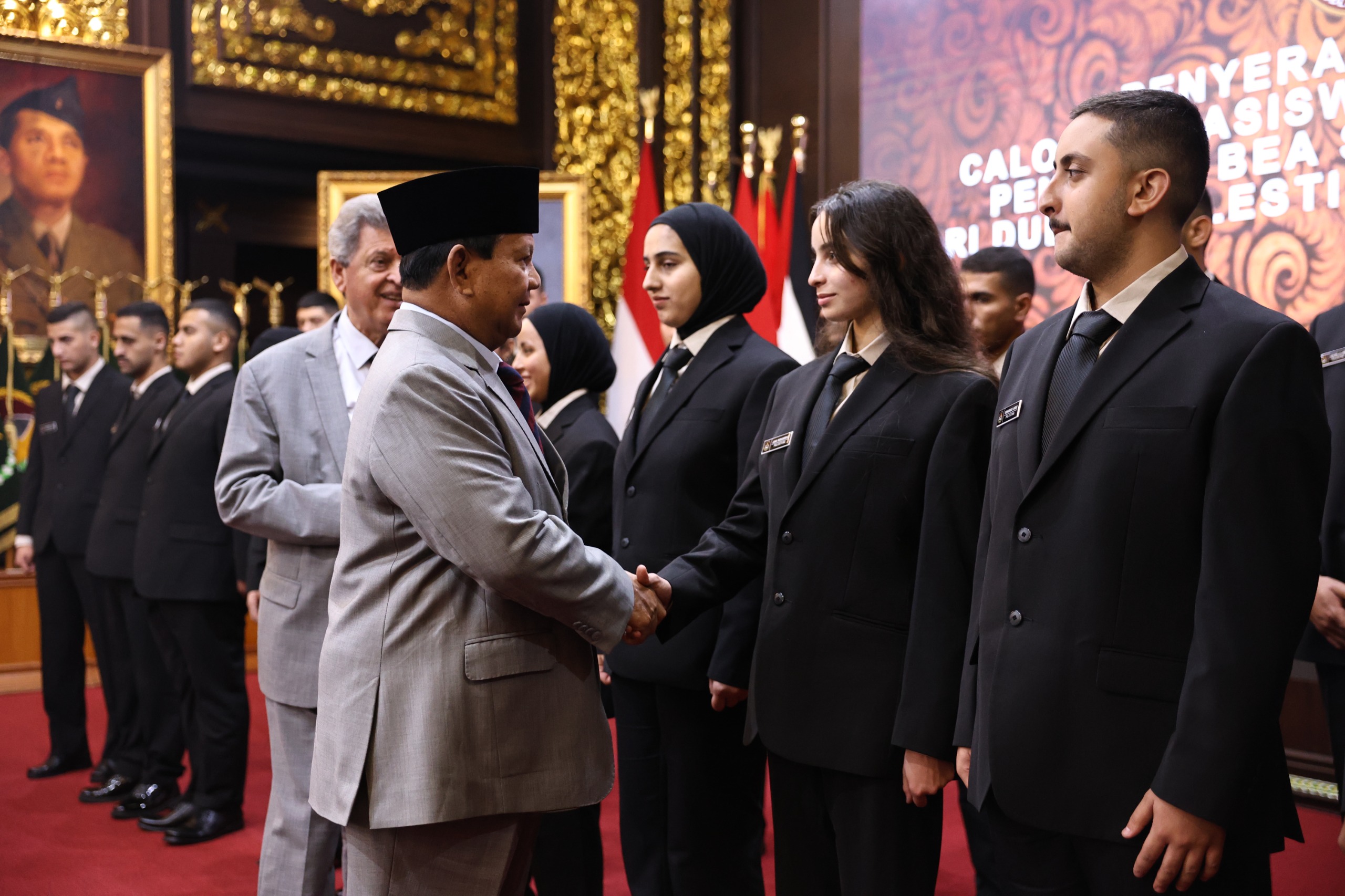Presiden RI Prabowo Subianto menyalami mahasiswa asal Palestina di Unhan.