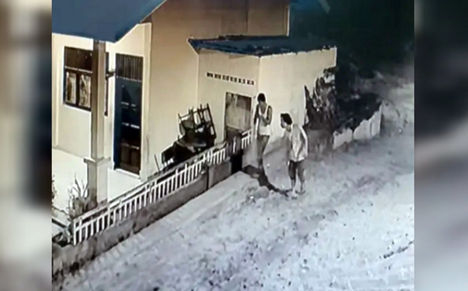 Rekaman CCTV memperlihatkan aksi dua pria mencuri pagar besi sekolah.