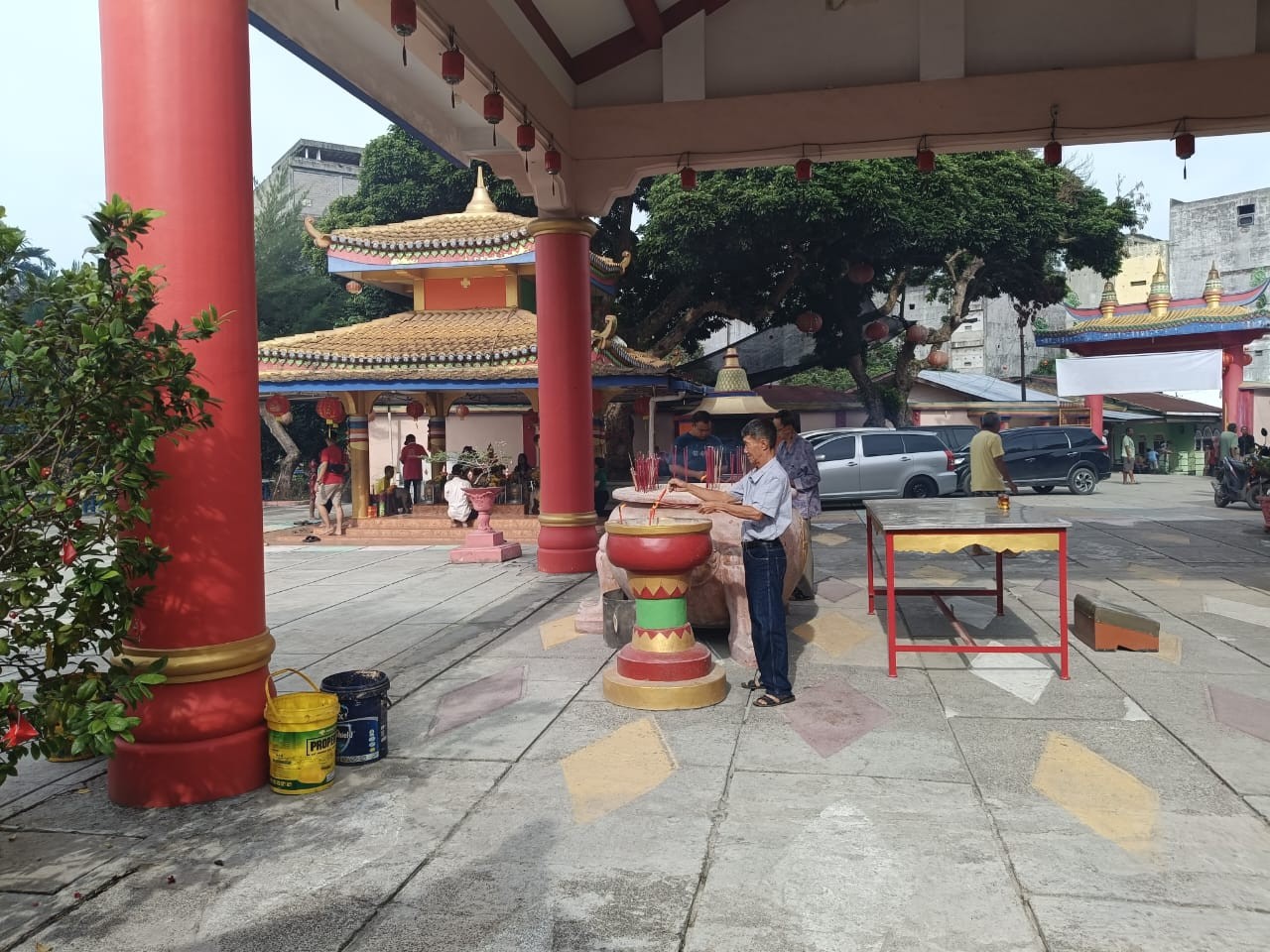 Ibadah Tahun Baru Imlek di vihara.