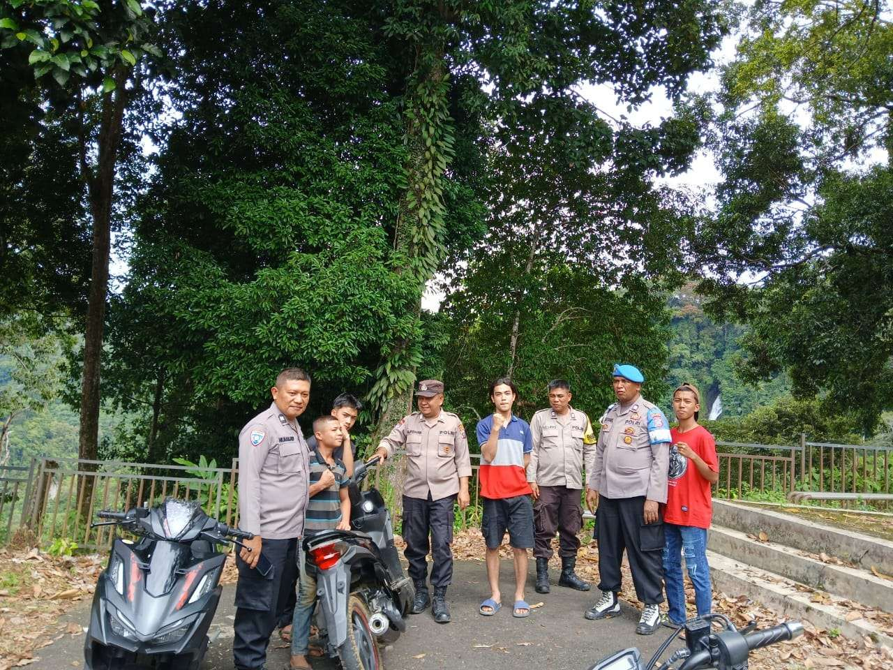 Patroli Polsek Batang Toru di objek wisata Air Terjun Silima-lima, Tapsel.