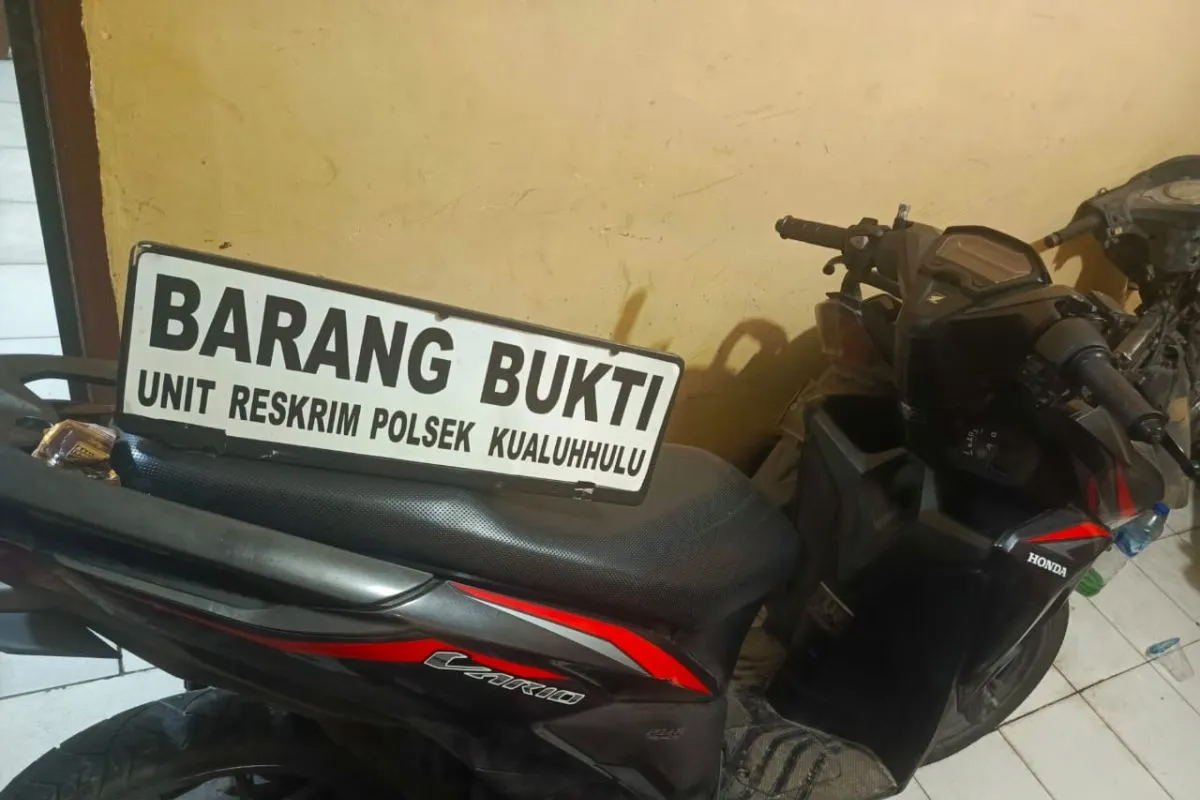 Barang bukti sepeda motor yang digunakan seorang pemuda bernama Ibnu Ananda alias Inuk dalam aksi pencurian di swalayan.