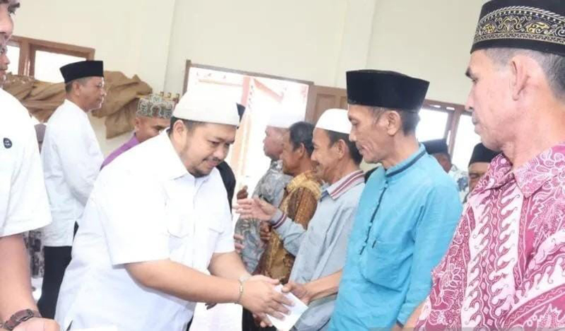 Bupati Dolly Pasaribu bersama Baznas Tapsel salurkan zakat serentak kepada 35 mustahiq di setiap kecamatan se-Tapsel.