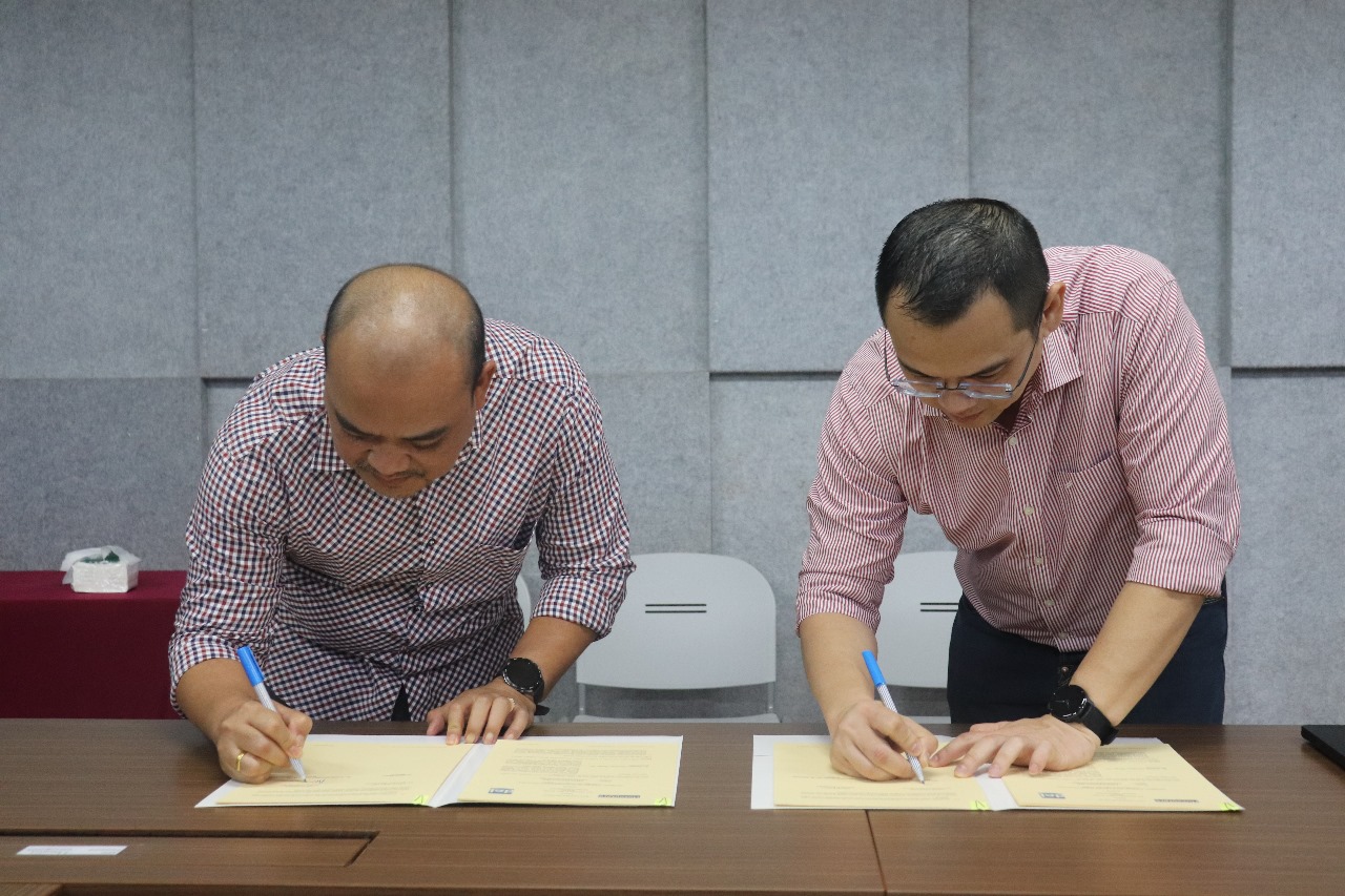 Rektor IT Del Dr. Arnaldo Marulitua Sinaga [kiri] dan Direktur Cyberbit Suwandy Wijaya [kanan] menandatangani Nota Kesepahaman (MoU) dari kerja sama strategis antara IT Del dengan Cyberbit.