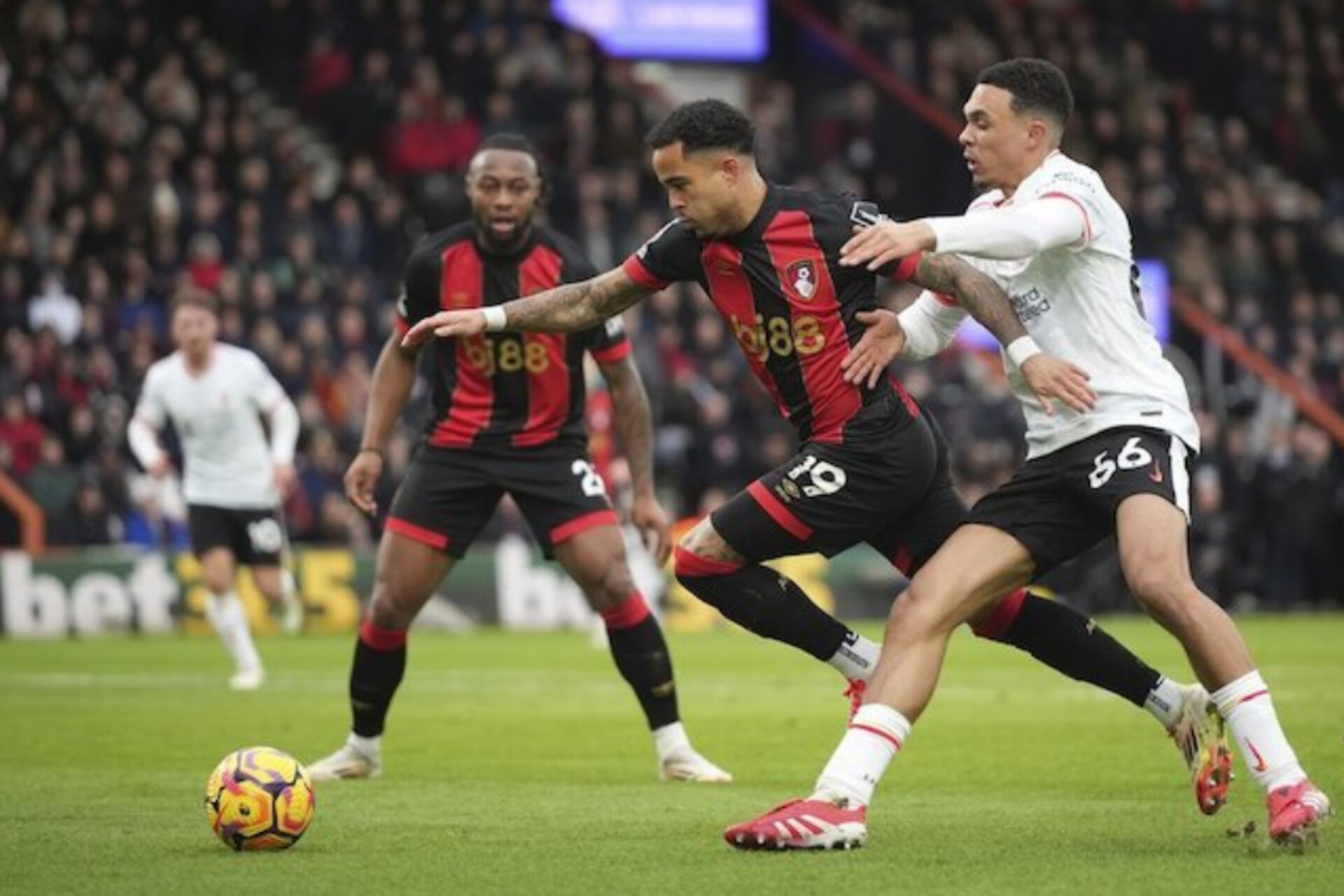 Liverpool menundukkan tuan rumah Bournemouth dengan skor 2-0 di Vitality Stadium, Minggu (2/2).