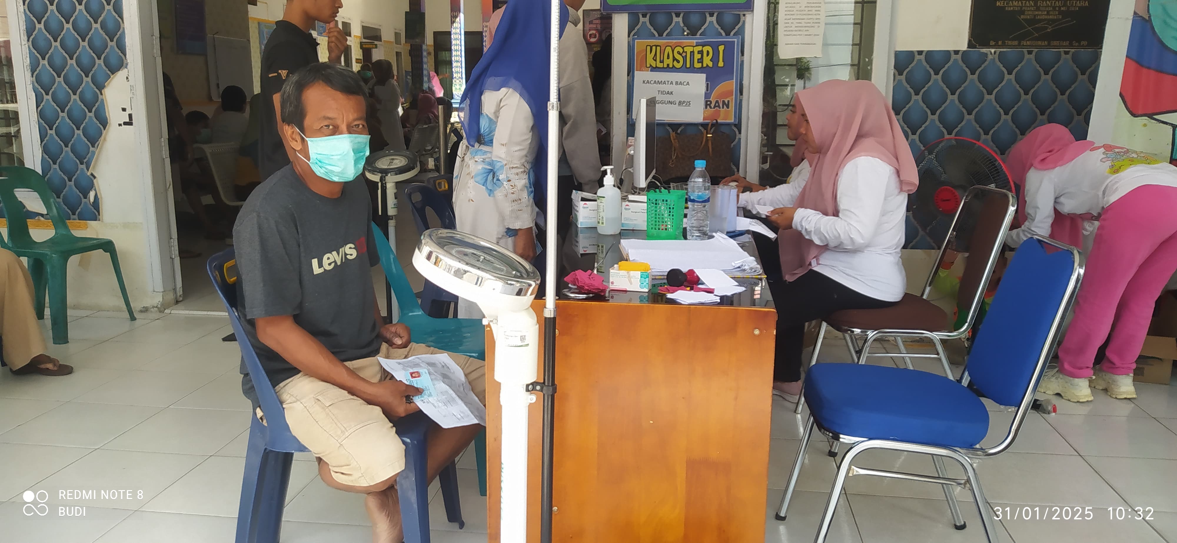 Warga saat mengantri untuk melakukan pemeriksaan kesehatan gratis di Puskesmas Kota Rantauprapat.
