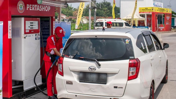 Mobil mengisi BBM di SPBU-Ilustrasi.