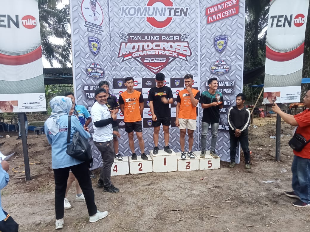 Kepala Desa Tanjung Pasir Safrizal Butar-butar menyampaikan piala kepada para pemenang.