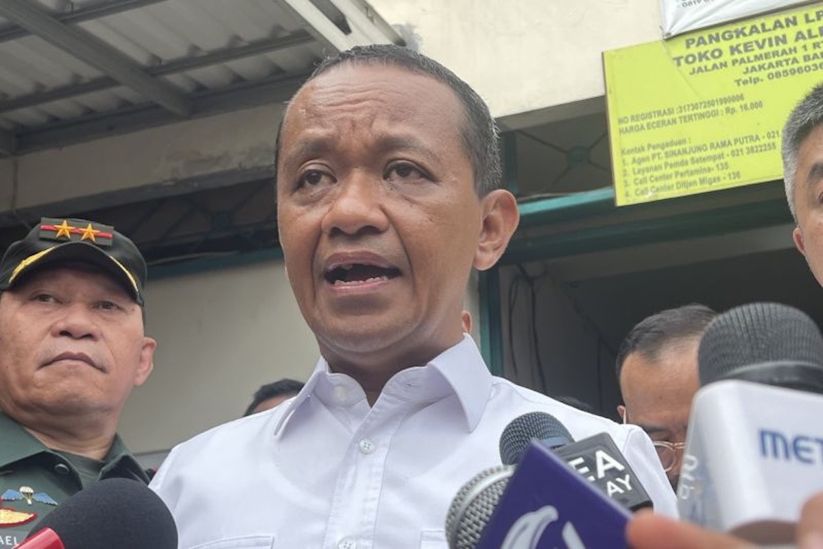 Menteri ESDM Bahlil Lahadalia memberi keterangan setelah menyidak salah satu pangkalan LPG 3 kg.