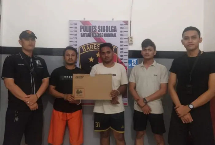 Dua pencuri laptop mahasiswa saat bersama barang bukti di Mapolres Sibolga.