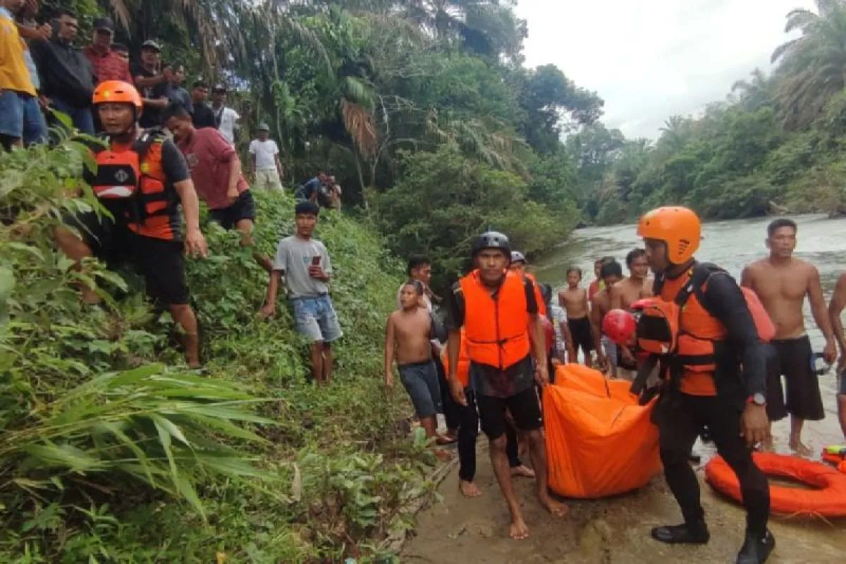 Personel Kantor Basarnas Kelas A Medan mengevakuasi anak berusia 14 tahun yang hanyut di Sungai Katia Lakkut di Labuhanbatu.