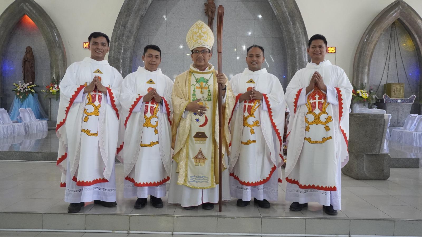 Uskup Sibolga, Mgr Fransiskus Tuaman Sasfo Sinaga foto bersama dengan 4 Pastor yang baru di Tahbiskan.