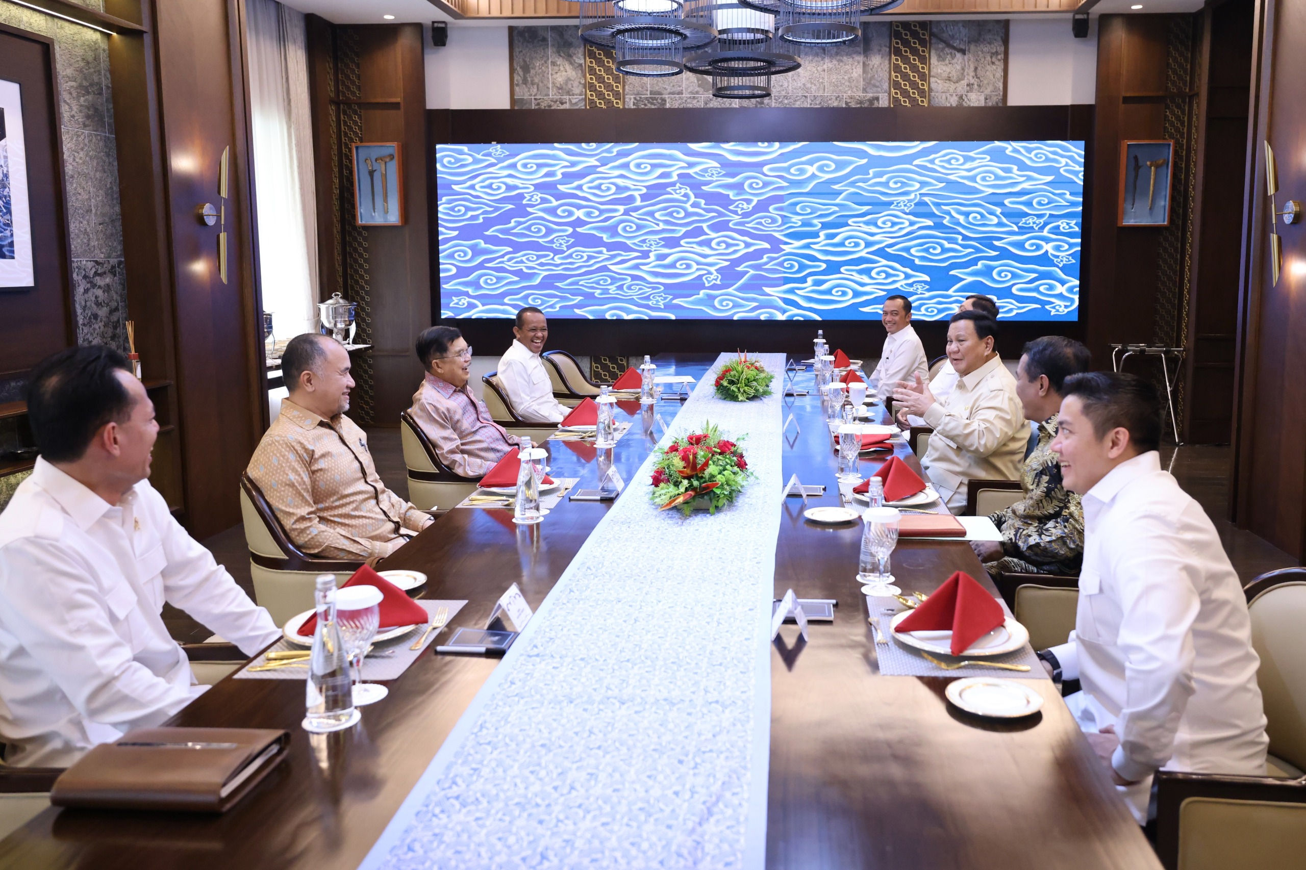 Presiden Prabowo Subianto dan Jusf Kalla makan siang membahas ketahanan pangan.
