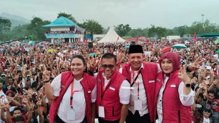 Pasangan Bupati dan Wakil Bupati Tapanuli Tengah Terpilih, Masinton Pasaribu-Mahmud Efendi Lubis atau MAMA nomor urut 2, didampingi istri tercinta di kampanye akbar.
