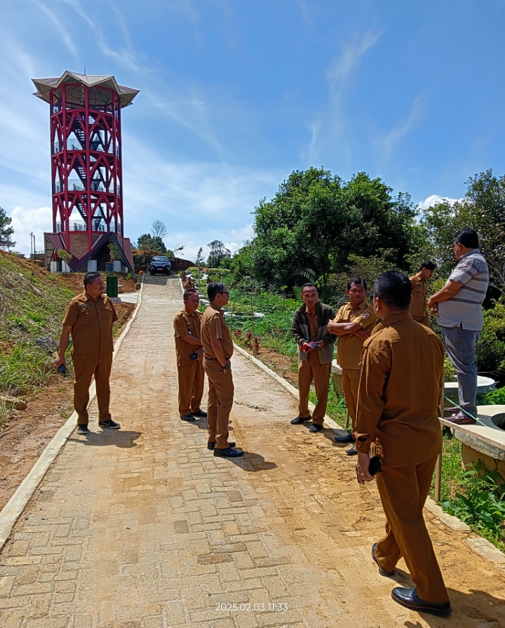 Sekda dan DPRD kabupaten Tapanuli Utara Tinjau Titik Longsor di Lokasi Menara Pandang di Siatas Barita.