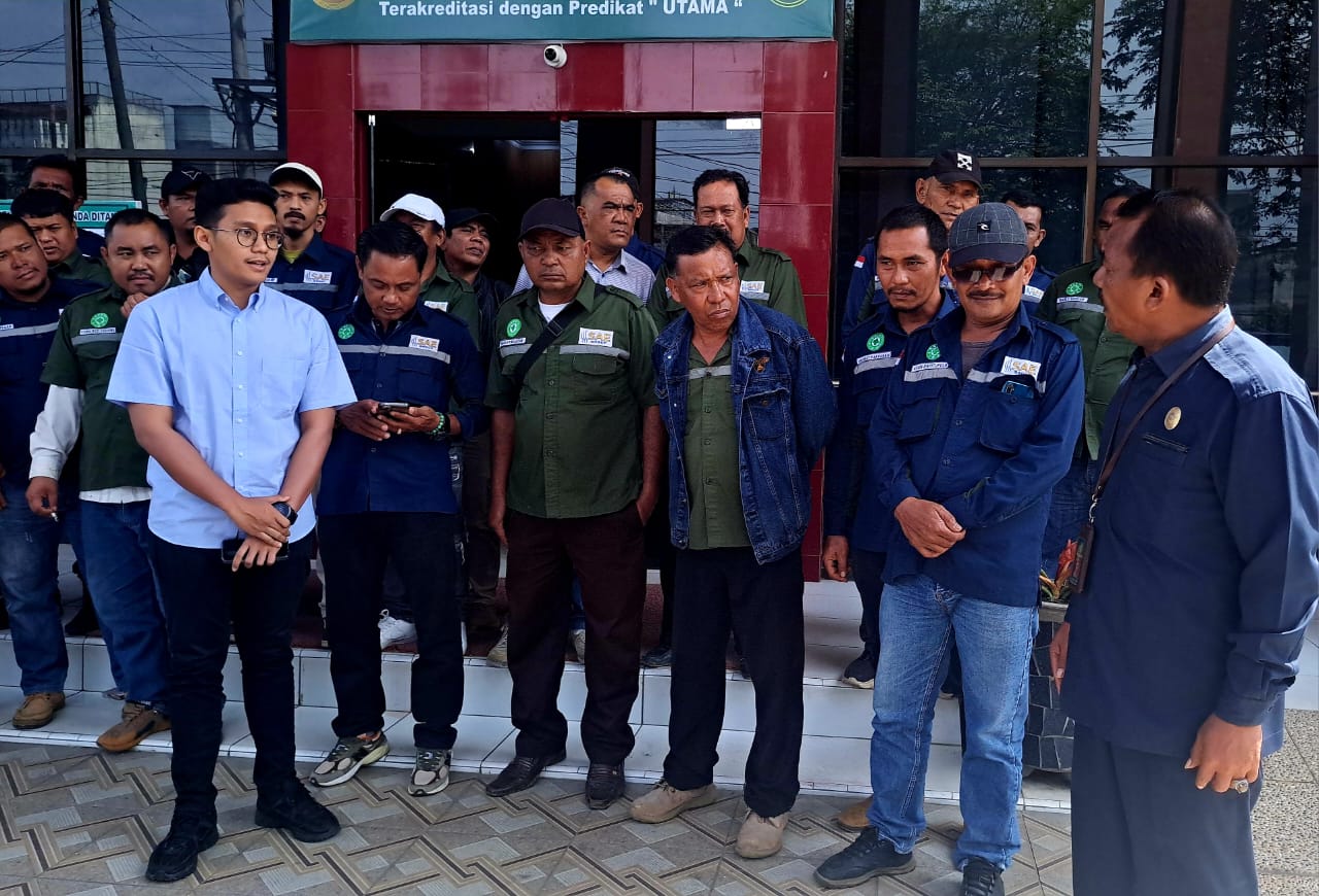 Pimpinan dan Karyawan PT SAE dalam pernyataan sikap yang disampaikan di PN Padangsidimpuan, Selasa (4/2/2024). (Samman/MetroDaily)