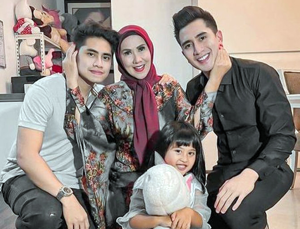 Venna Melinda dan ketiga anaknya.