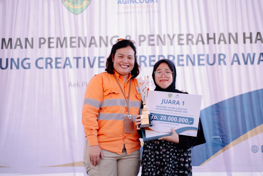 Bunga Nirwana Siregar, foto bersama perwakilan Tambang Emas Martabe.