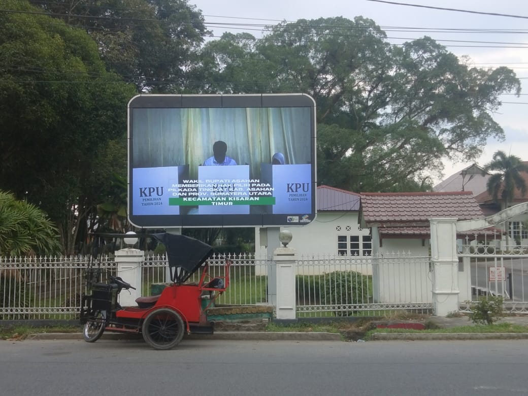 Videotron di halaman kantor Bupati Asahan dipasang memakai dana CSR Bank Sumut.