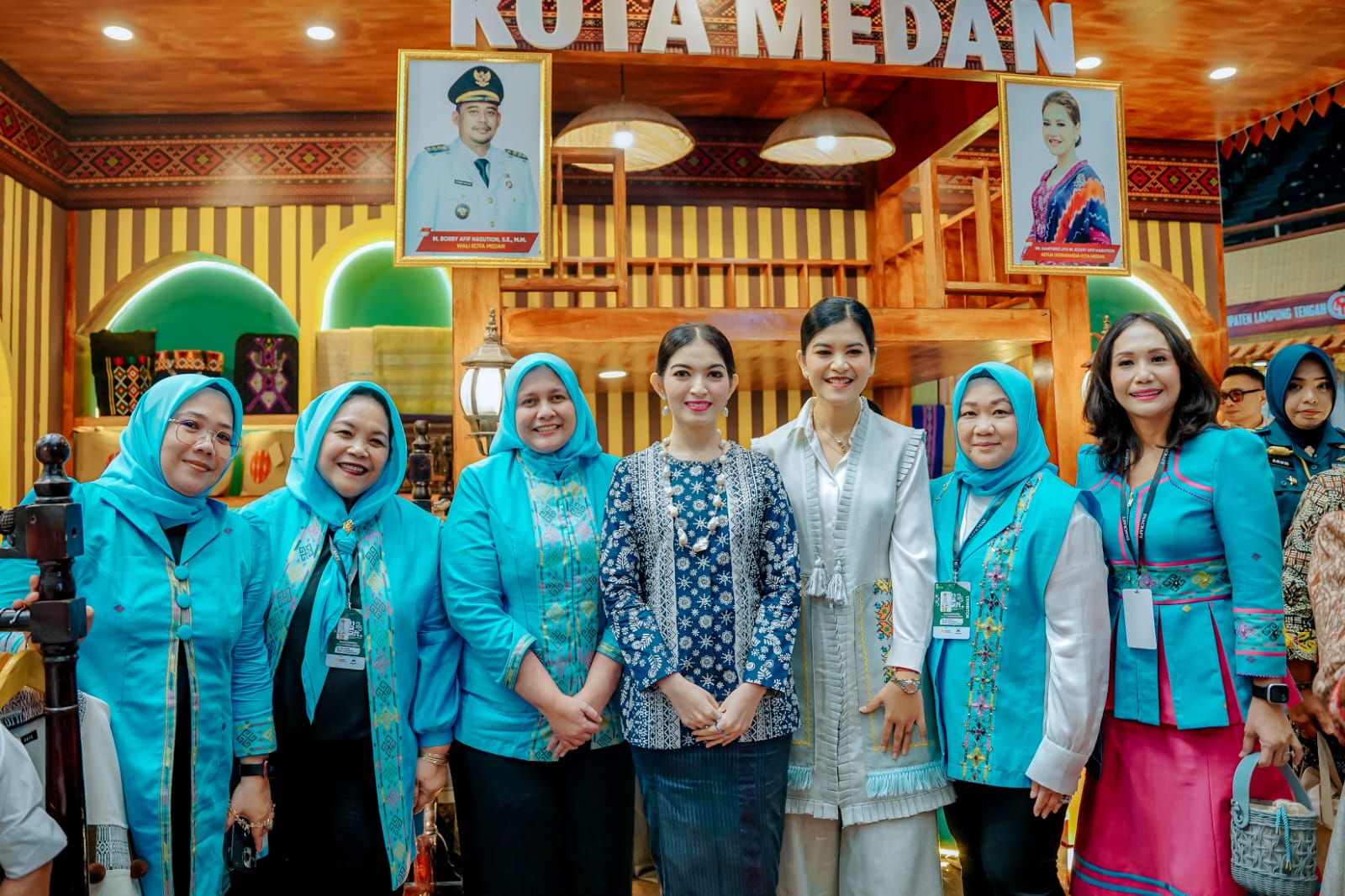 Ibu Wapres, Selvi Gibran Rakabuming foto bersama Ketua Dekranasda Kota Medan, Kahiyang Ayu M Bobby Afif Nasution, dalam ajang Inacraf 2025 di Jakarta.