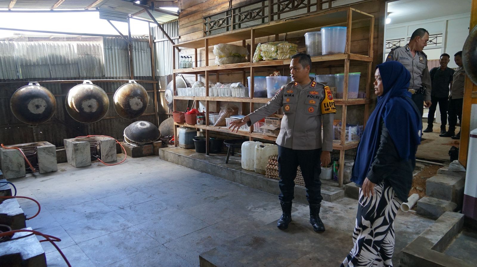 Kapolres Psp, AKBP Dr. Wira Prayatna bersama PJU Polres Padangsidimpuan melakukan pengecekan dapur dari program MBG.