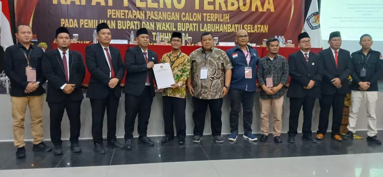 Rapat pleno terbuka KPU Labusel dengan agenda penetapan bupati dan wakil bupati terpilih hasil Pilkada 2024.