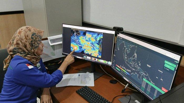 SIKLON TROPIS TALIAH - Prakirawan Stasiun Meteorologi BMKG Tegal, Sri Nurlatifah menunjukkan titik dari Siklon Tropis Taliah, Kamis (6/2/2025).