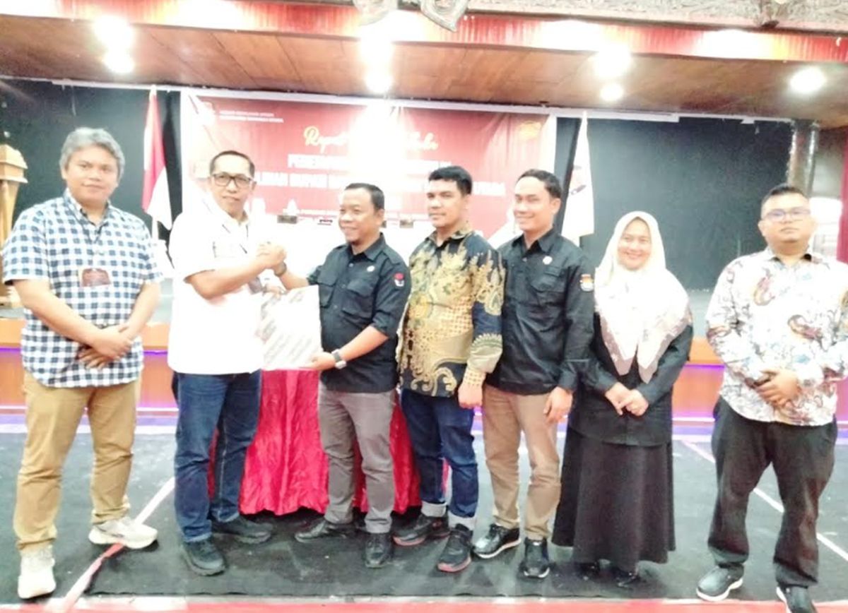KPU Taput tetapkan JTP Hutabarat-Deni jadi Bupati dan Wabup terpilih.